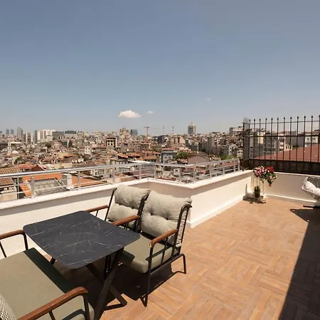 Historic Getaway In Pera