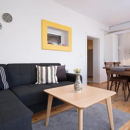 Historic Getaway In Pera *
