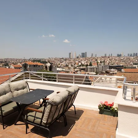 Historic Getaway In Pera