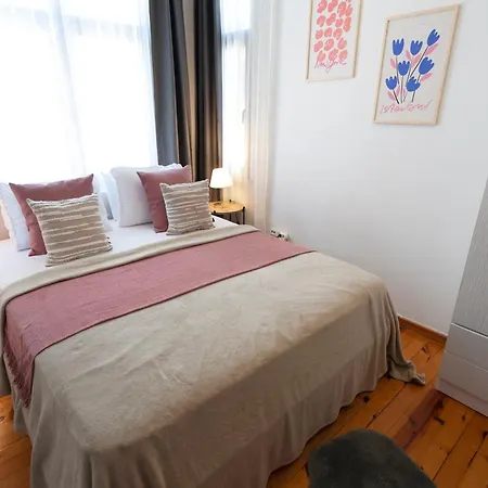 Historic Getaway In Pera *