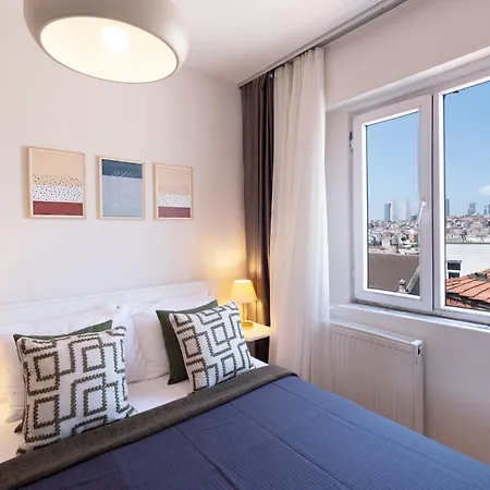 Historic Getaway In Pera