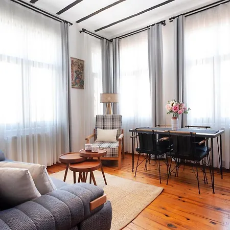 Historic Getaway In Pera Apartmán
