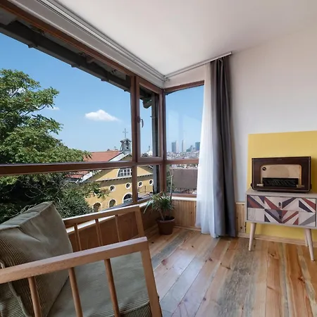 Historic Getaway In Pera